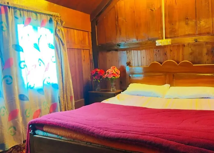 Houseboat Wild Rose